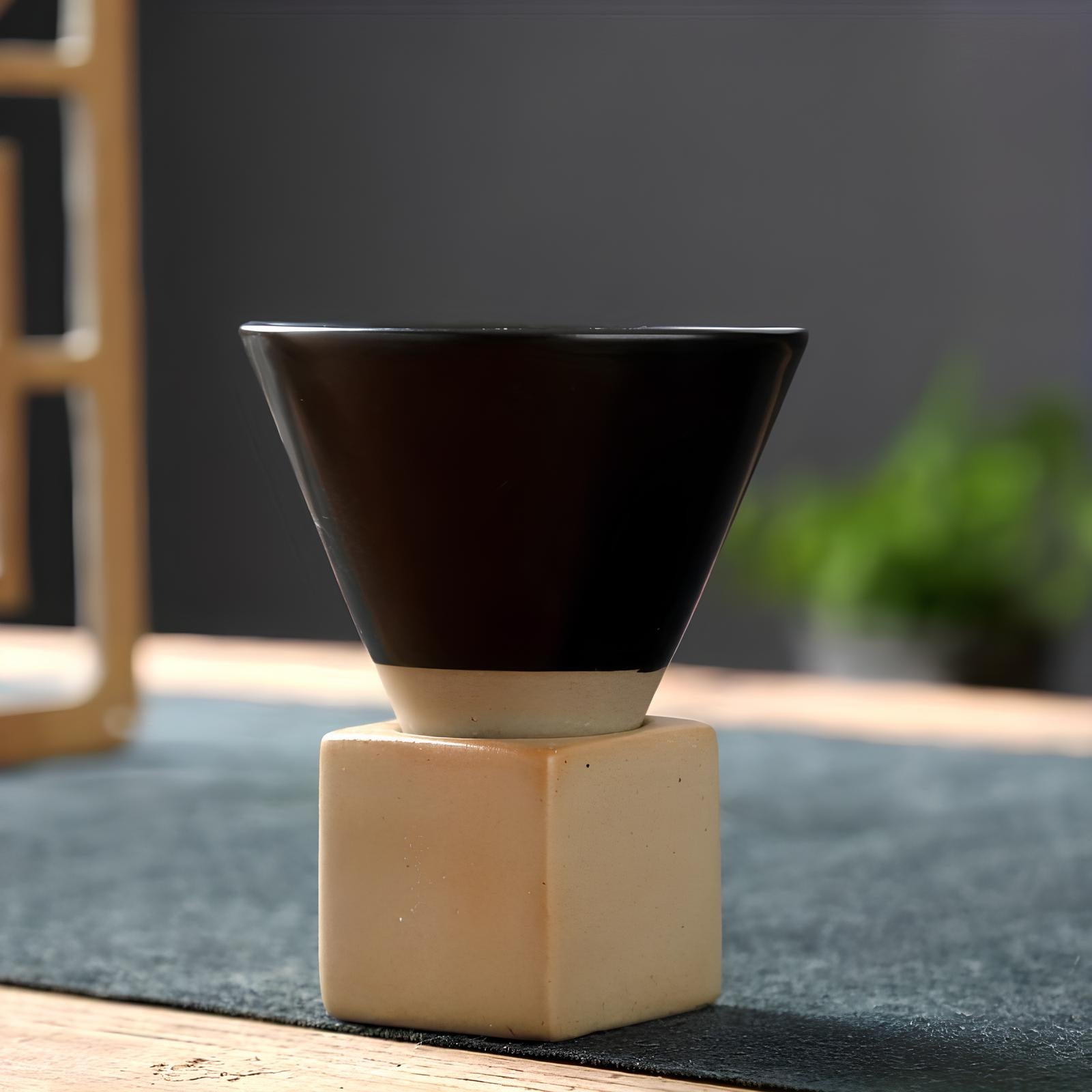 Tasse Artisanale Conique en Céramique - UstensilesCulinaires