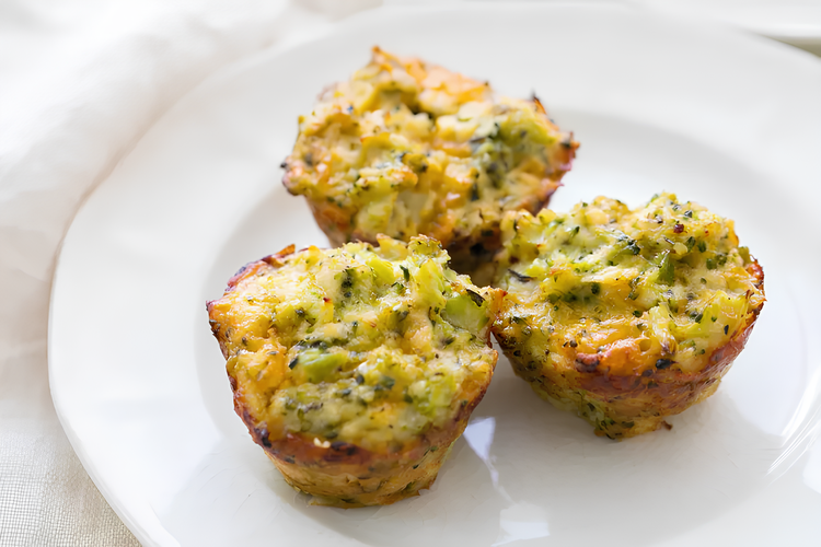 Petites bouchées d’œufs au brocoli et au cheddar