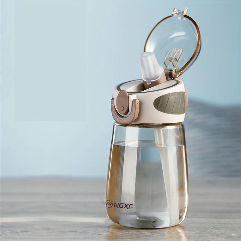 Bouteille d'eau en plastique avec paille intégrée
