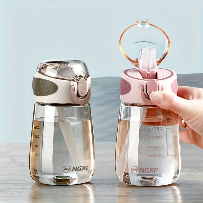 Bouteille d'eau en plastique avec paille intégrée