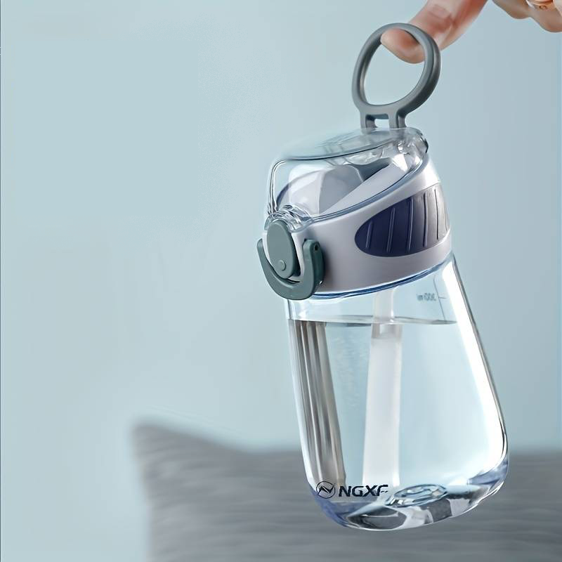 Bouteille d'eau en plastique avec paille intégrée