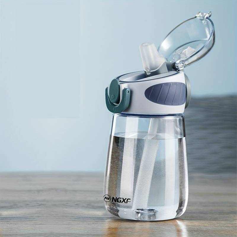 Bouteille d'eau en plastique avec paille intégrée
