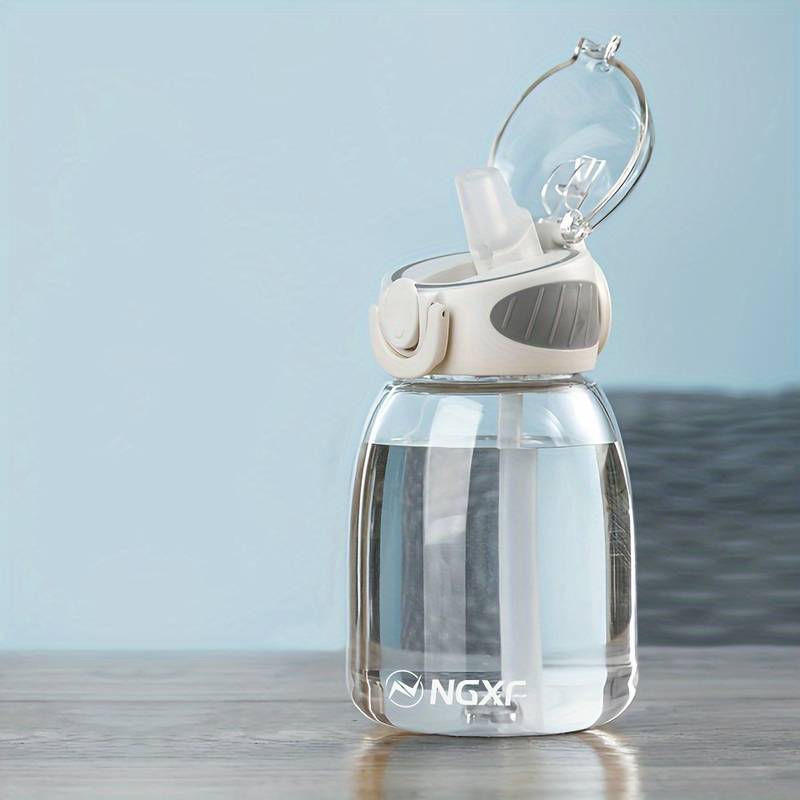 Bouteille d'eau en plastique avec paille intégrée