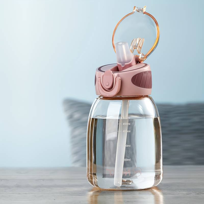 Bouteille d'eau en plastique avec paille intégrée