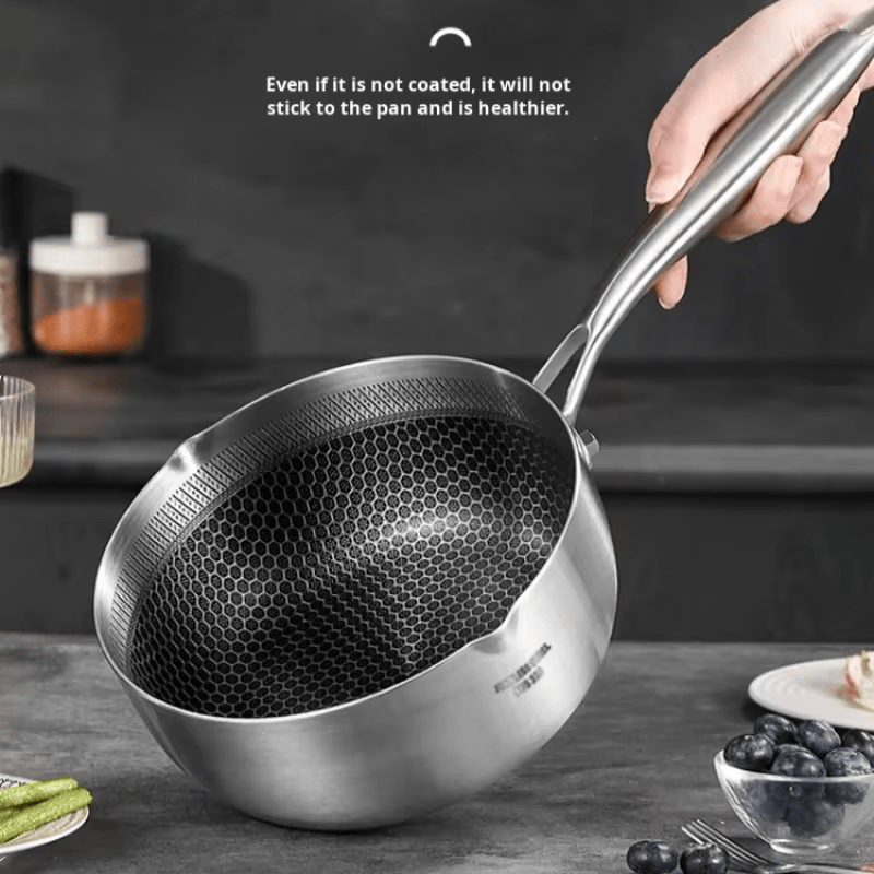 Casserole chrome avec becs verseurs