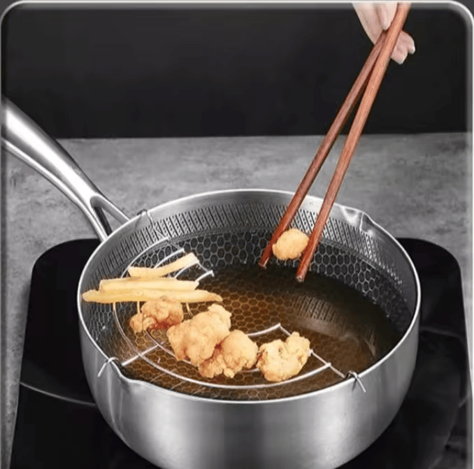 Casserole chrome avec becs verseurs