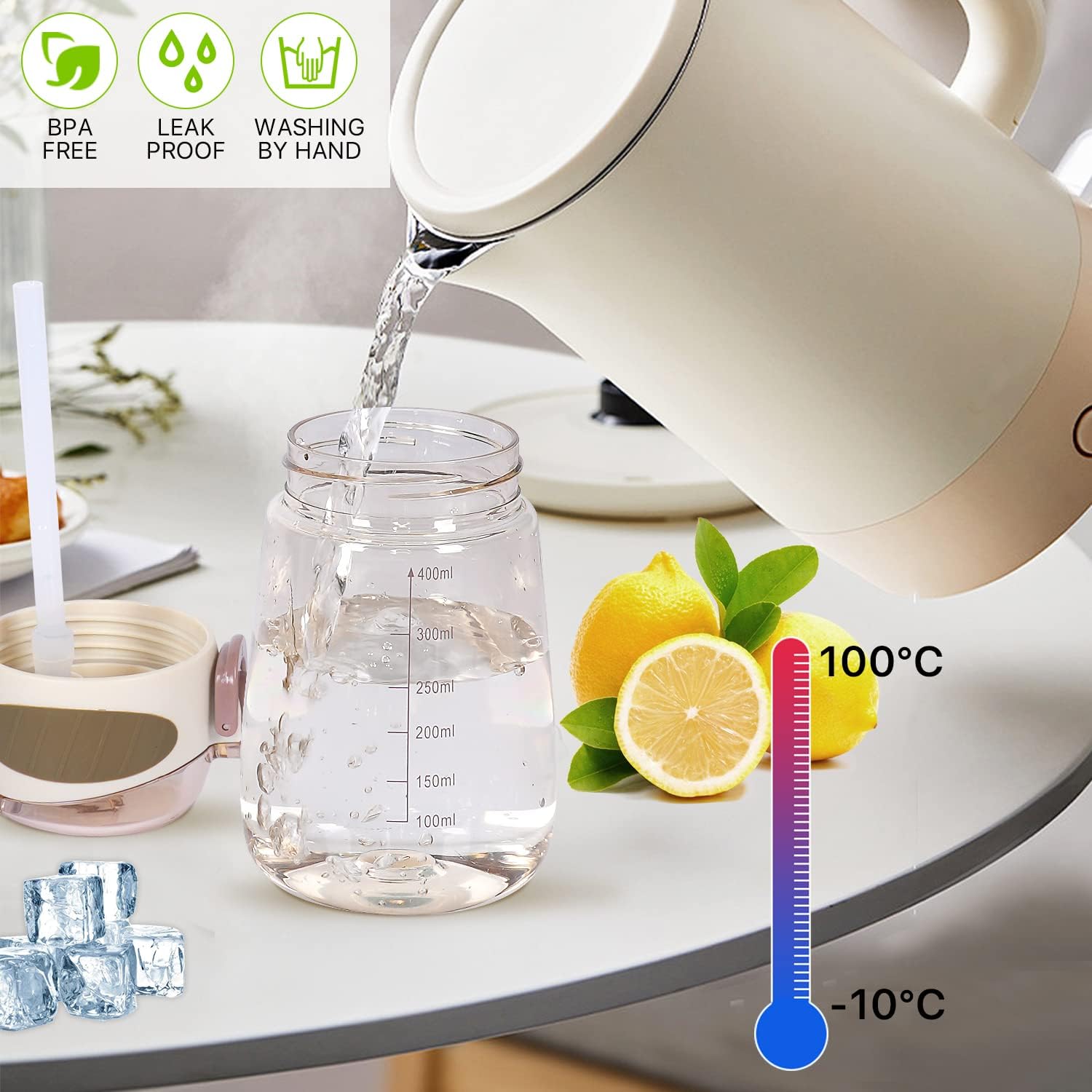 Bouteille d'eau en plastique avec paille intégrée