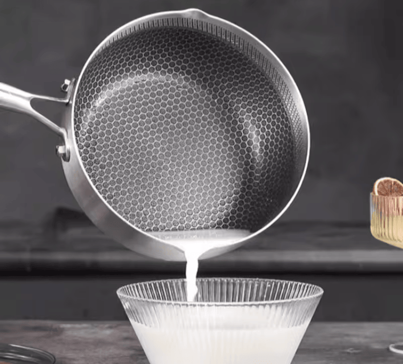 Casserole chrome avec becs verseurs