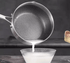 Casserole chrome avec becs verseurs