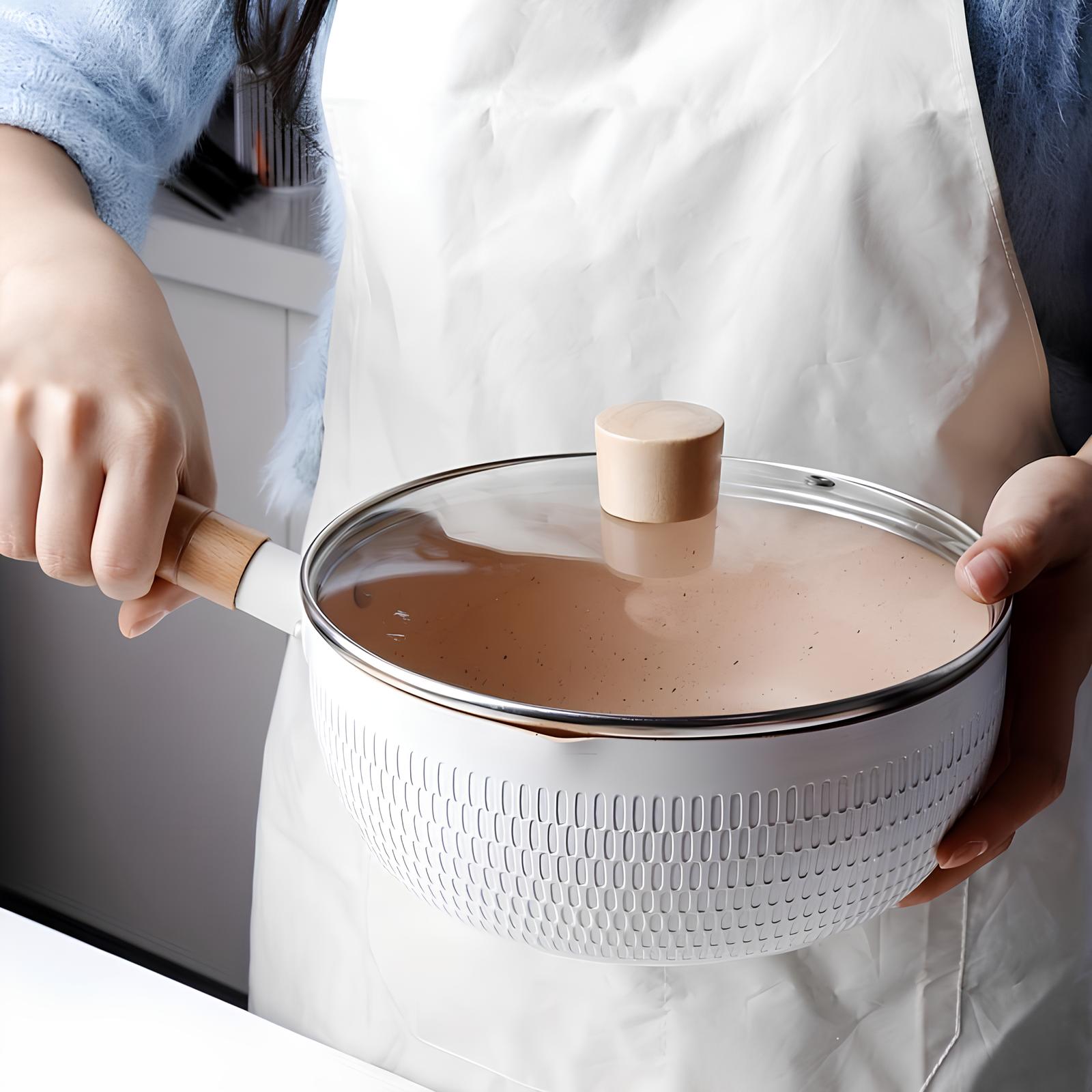 Casserole blanc tous feux avec bec verseur - UstensilesCulinaires