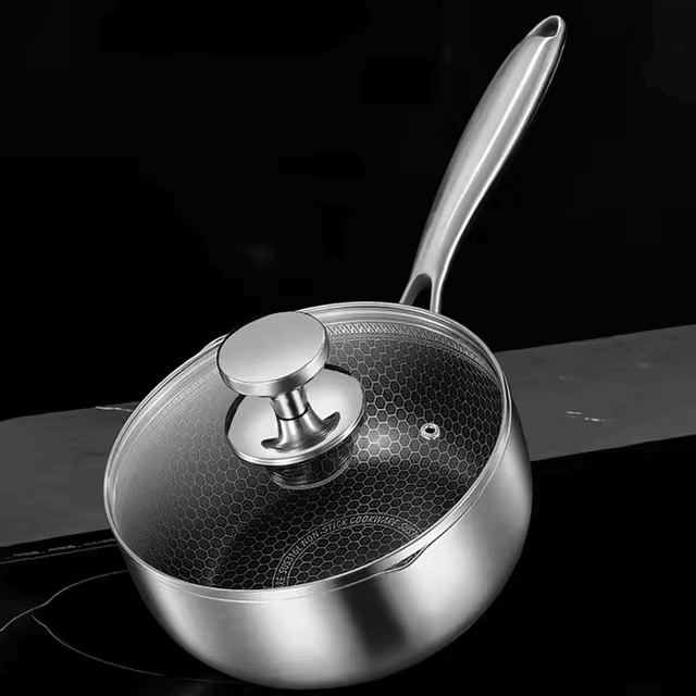 Casserole chrome avec becs verseurs
