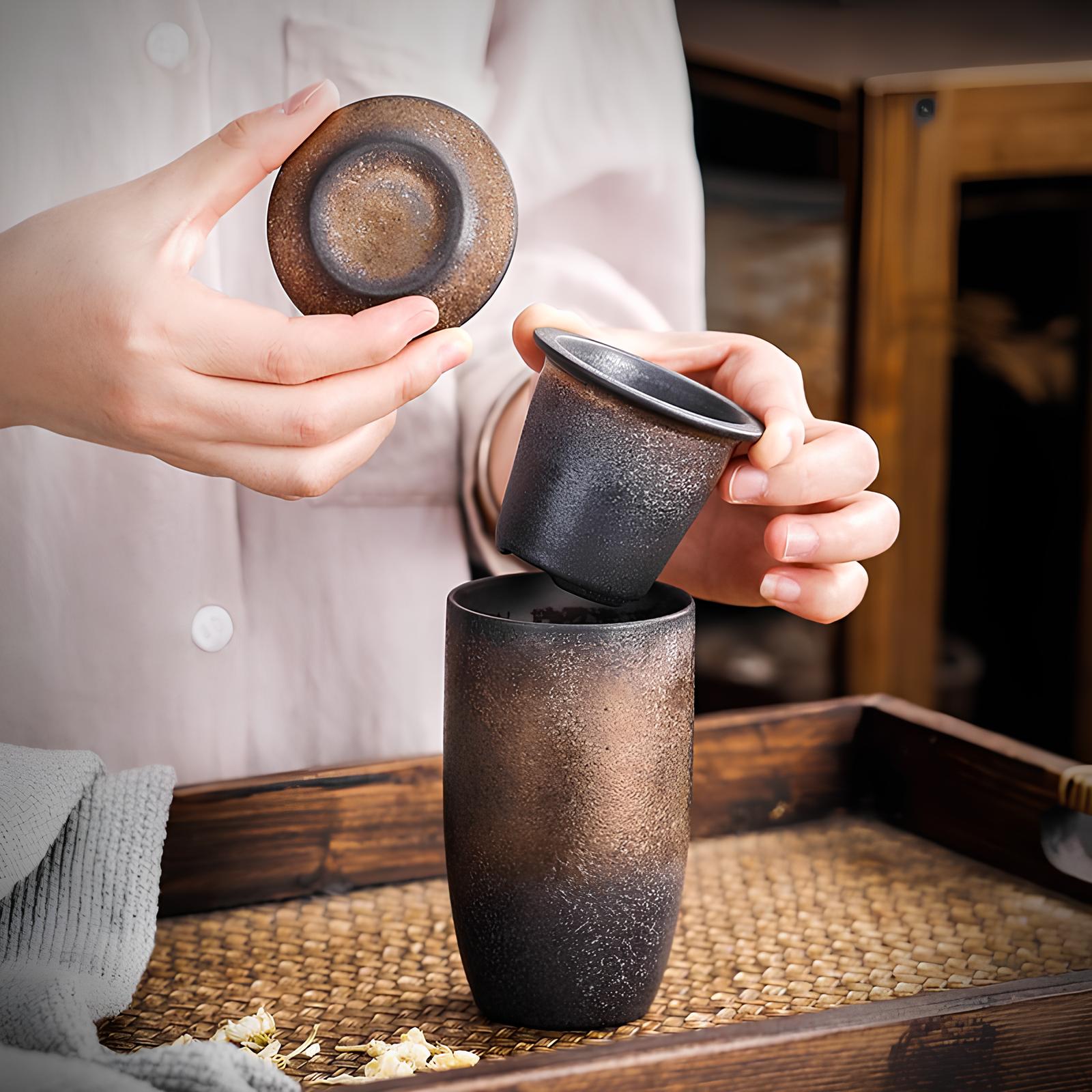 Mug en céramique avec infuseur et couvercle - UstensilesCulinaires