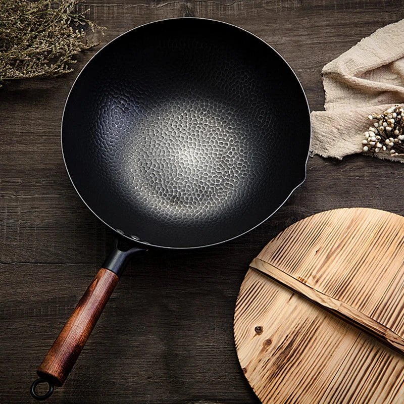 Wok en fonte antiadhésif noir